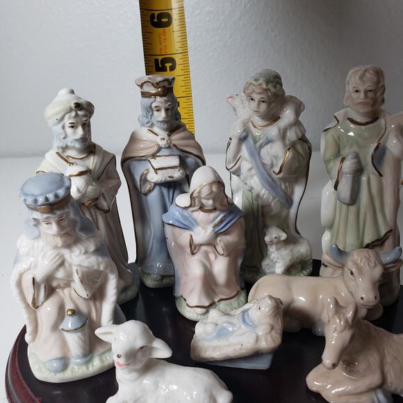 Vintage International Bazaar Pastel Porcelain Nativity Set On Wood Base 10PC - Picture 5 of 11